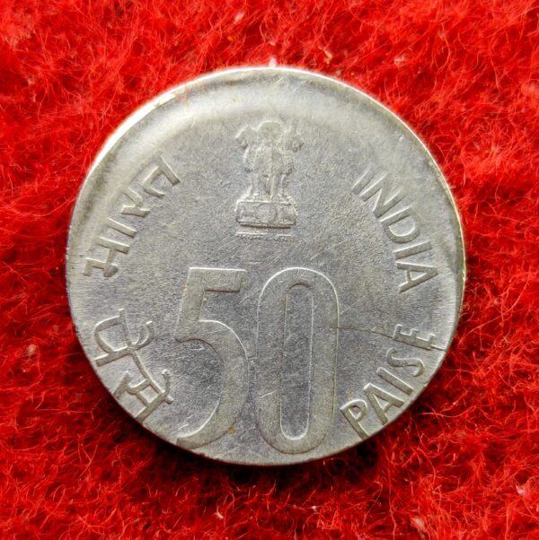 50 Paise 2002 Off Center & Die Crack Error Coin - Image 2