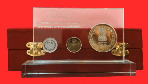 2006 - Mahatma Basaveshwara Proof 2 Coins VVIP Velvet Box (Rs 5, Rs 100) - Image 3