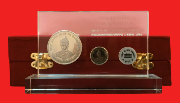 2006 - Mahatma Basaveshwara Proof 2 Coins VVIP Velvet Box (Rs 5, Rs 100) - Image 2