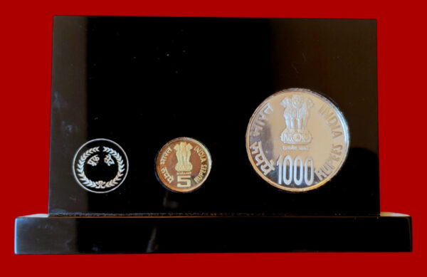 2010 - 1000 Years of Brihadeeswarar Temple Proof 2 Coins VVIP Velvet Box (Rs 5, Rs 1000) - Image 4