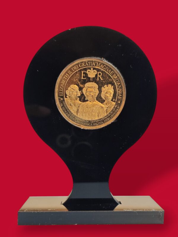 Medal : Queen Elizabeth II 90th Birthday 2016 Display Stand (40 mm) - Image 2