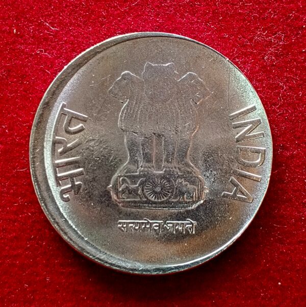 2 Rupees 2015 Off Center Error Coin (Calcutta Mint) - Image 2